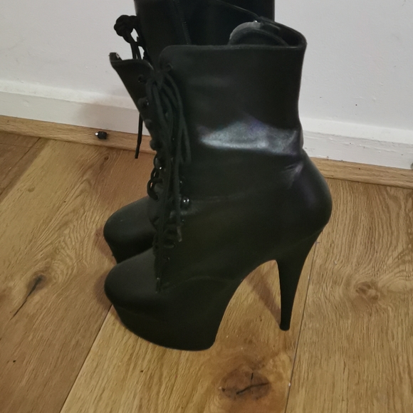 Boots, heel, black in colour size 7.5 - Picture 2 of 6